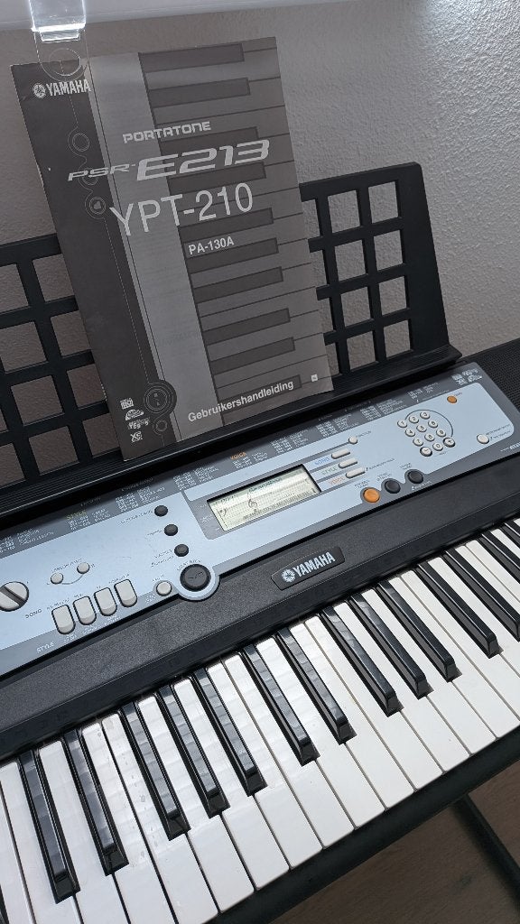 Yamaha keyboard PSR-E213 piano / keyboard, Muziek en Instrumenten, Keyboards, Ophalen, 61 toetsen, Gebruikt, Midi-aansluiting