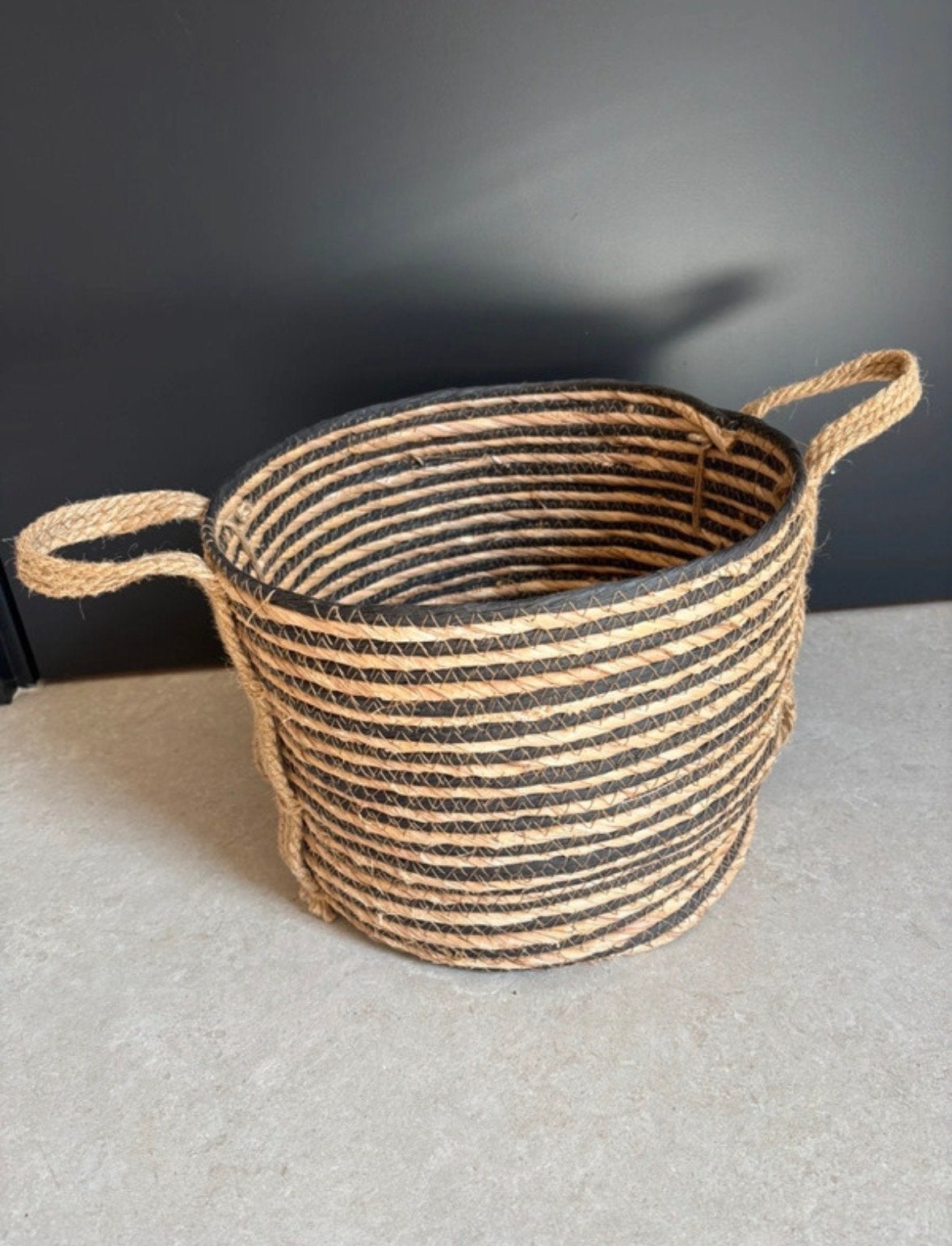 Jute mand met zwarte strepen en handvatten, Ophalen, Met handvatten, Mand, Rond