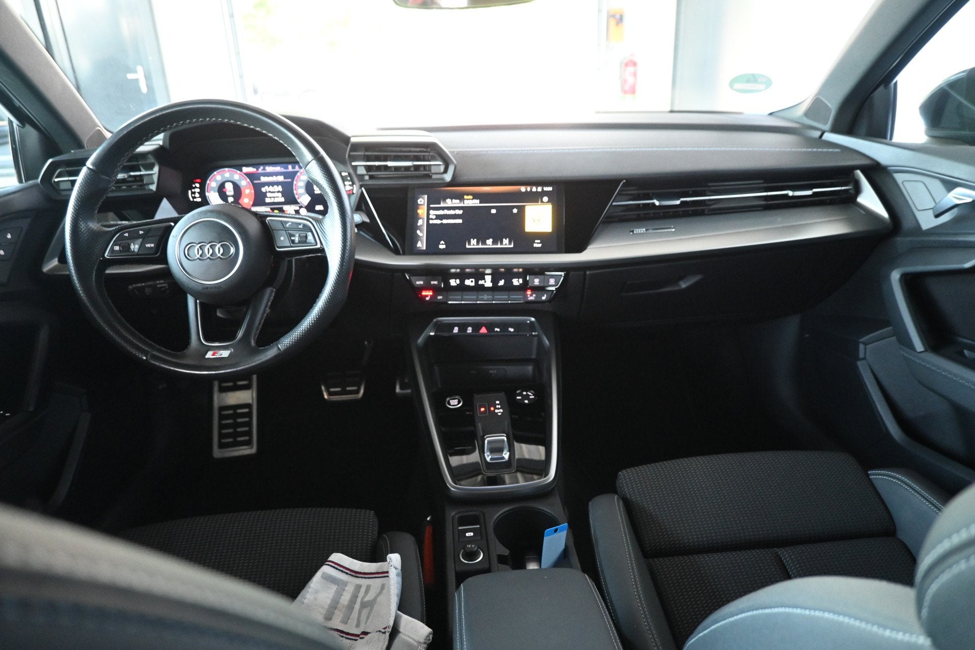 Audi A3 Limousine 30 TFSI S Edition Virtual Cockpit Adaptiev, Auto's, Audi, Gebruikt, Met garantie (alle), Leder en Stof, 23 km/l
