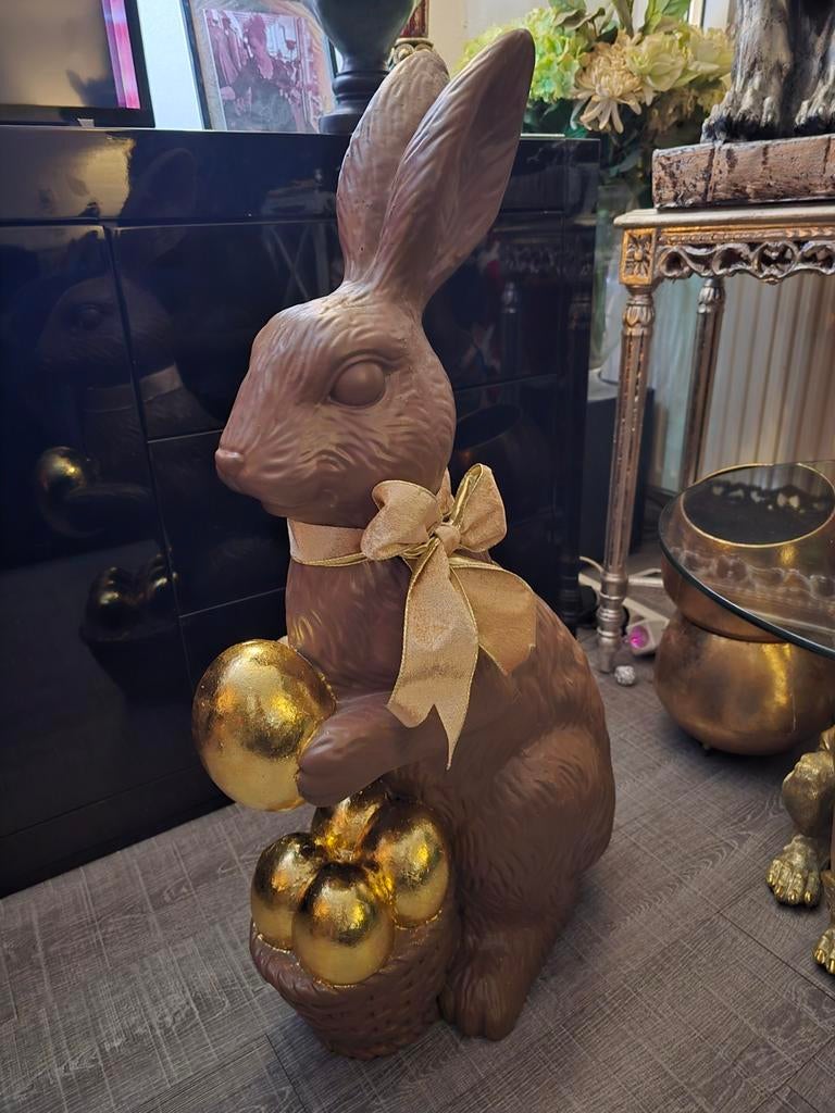 Paashaas, chocolade kleur, met gouden eieren, Ophalen, Nieuw