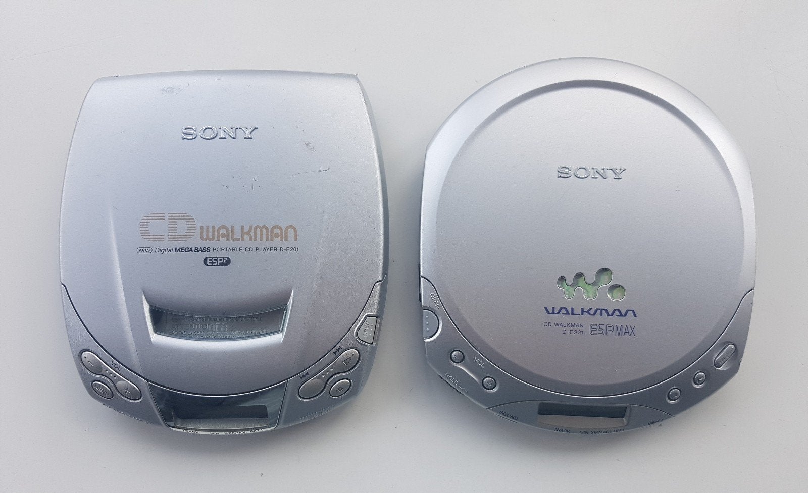 2x Sony Discman D-E201 en D-E221  | Niet Werkend, Ophalen of Verzenden, Discman