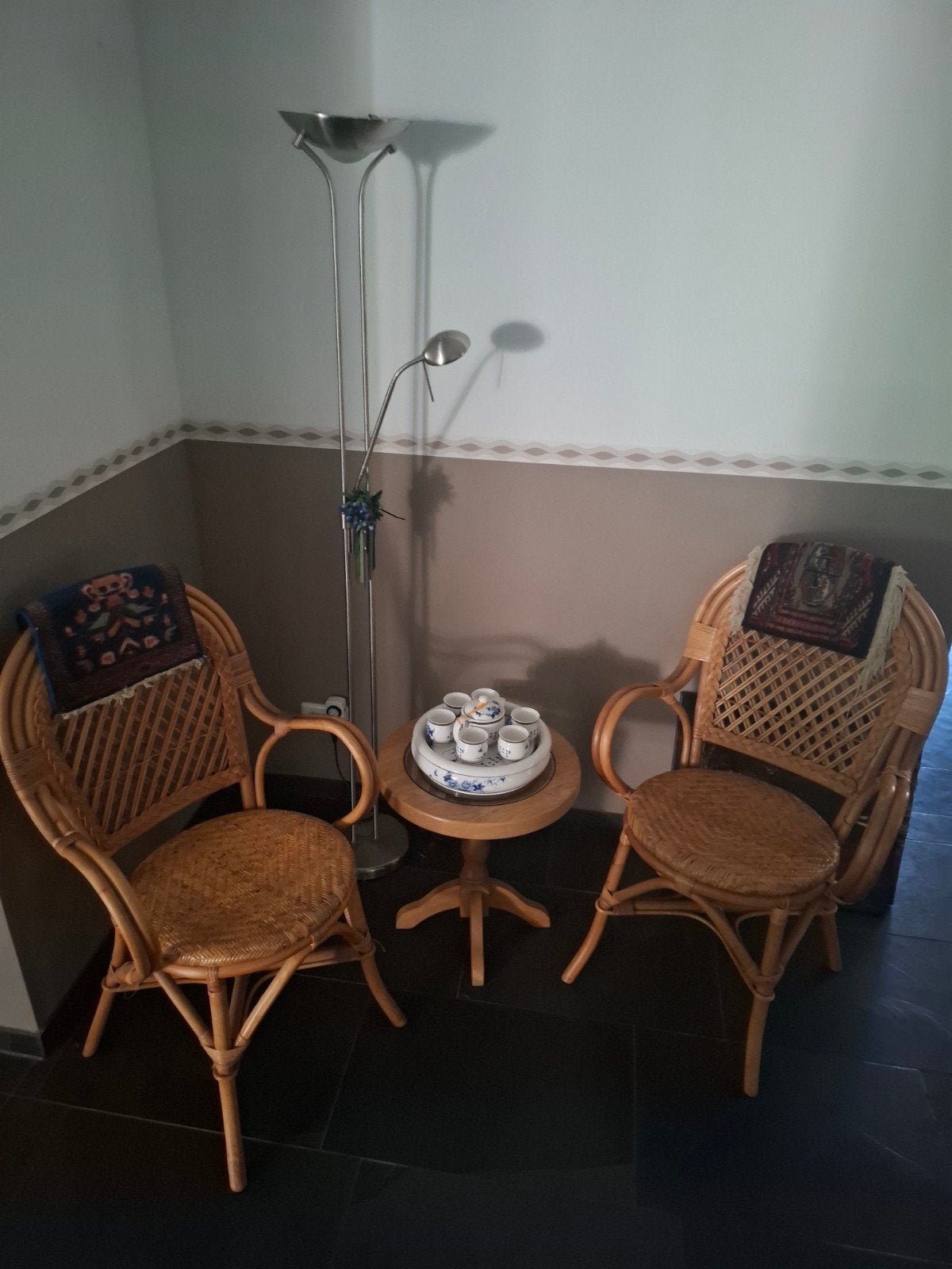 Rotan 2x stoeltjes met eiken tafeltje, Huis en Inrichting, Stoelen, Ophalen