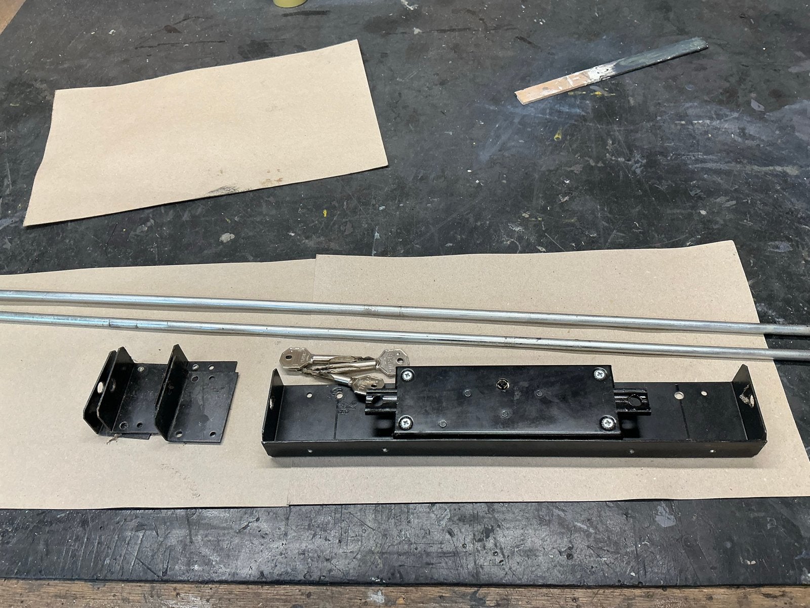 Extra bijzetslot garagedeur met stangen en beugels, Ophalen, Gebruikt, IJzer, Slot
