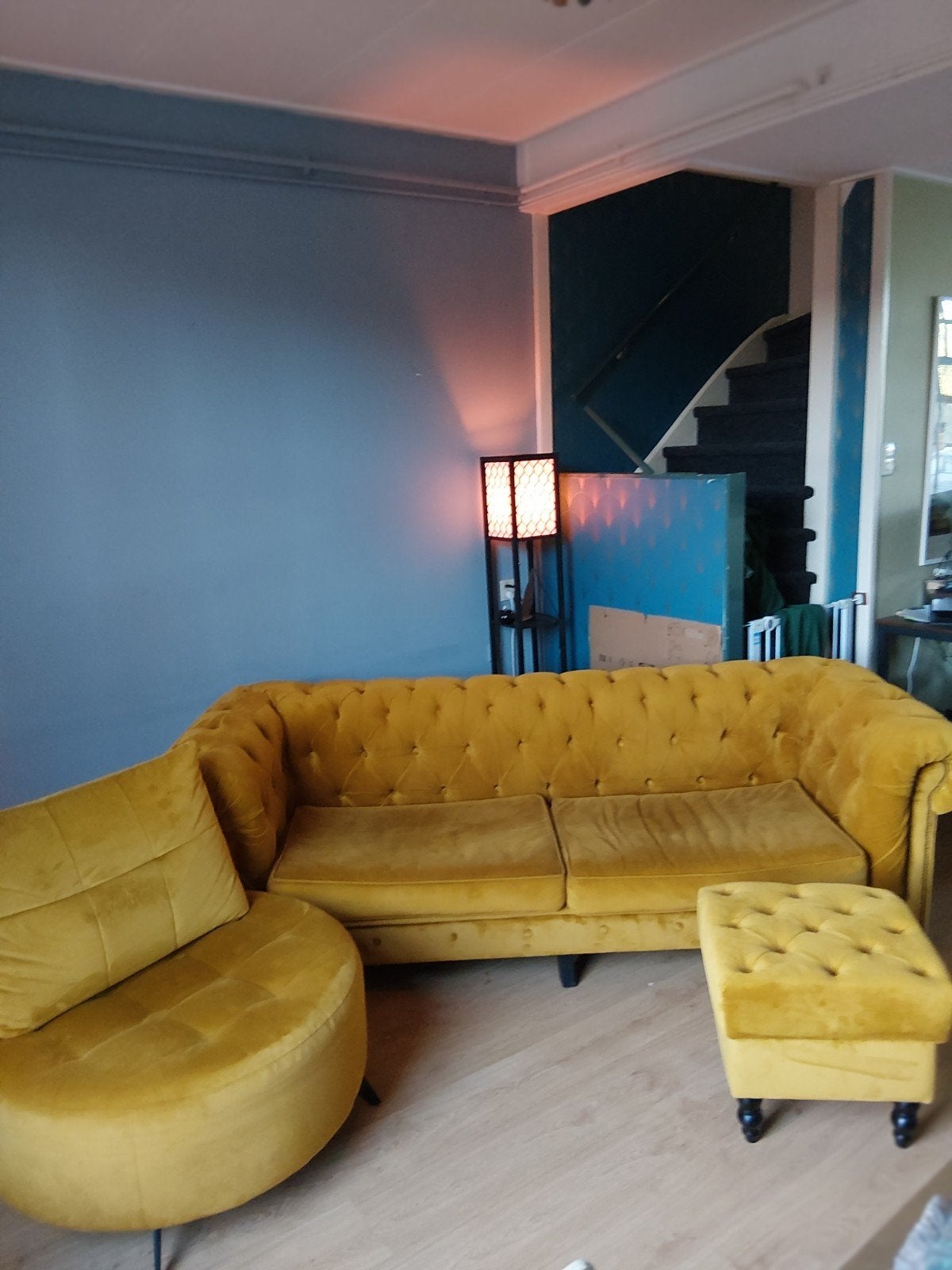 Camberley Chesterfield velvet bank + hocker en loveseat, Ophalen, Gebruikt, Stof, Modern klassiek met een luxe, romantische uitstraling