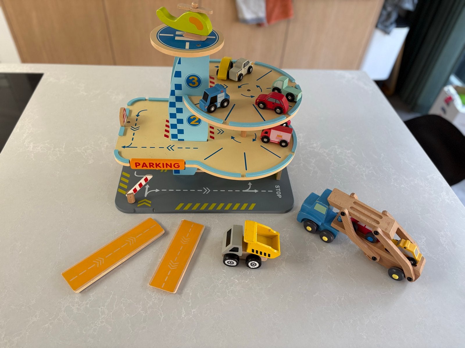 Houten parkeergarage met extra auto's en helikopter, Kinderen en Baby's, Ophalen of Verzenden, Gebruikt, Overige typen