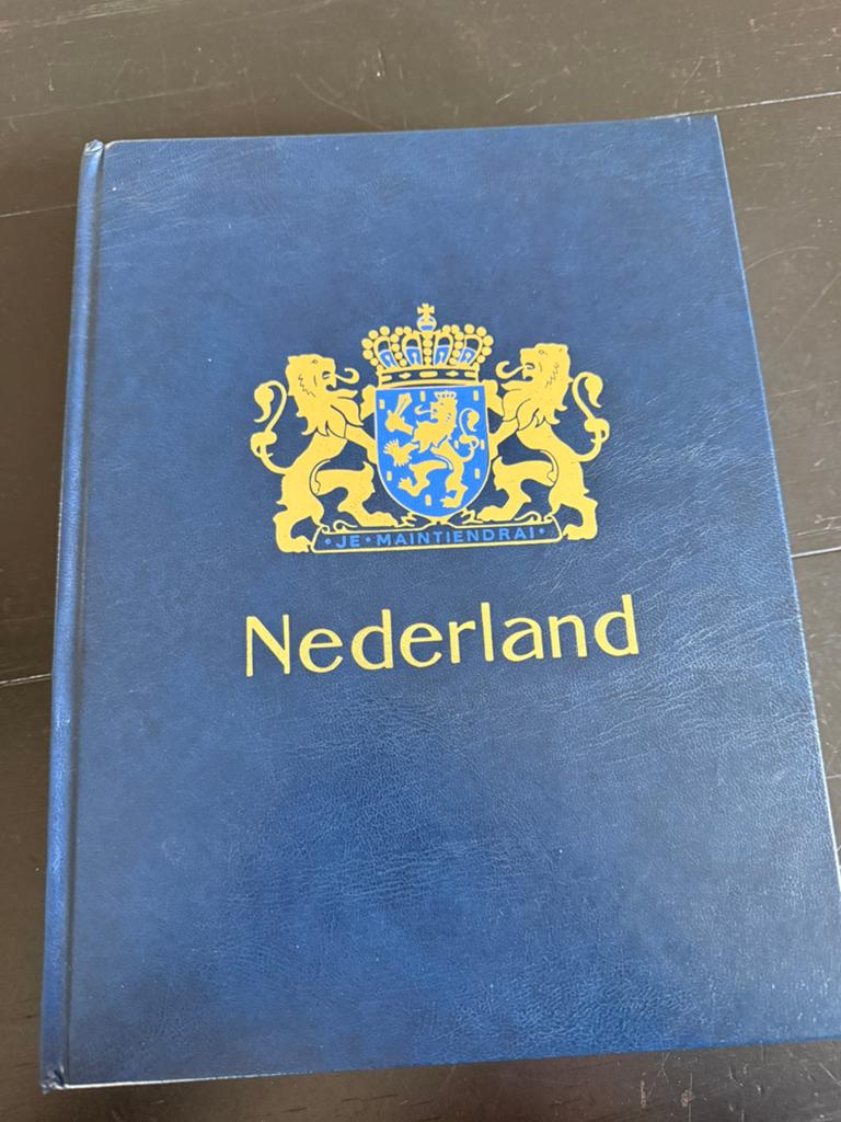 2 boeken met postzegels, Ophalen of Verzenden, Nederland en Buitenland