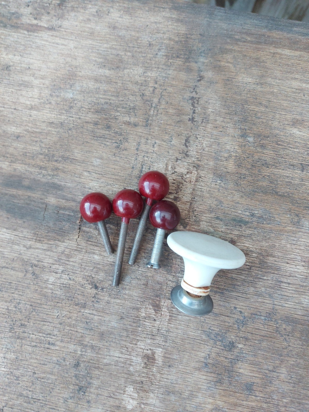 Bakeliet knoppen rood en wit, Ophalen of Verzenden