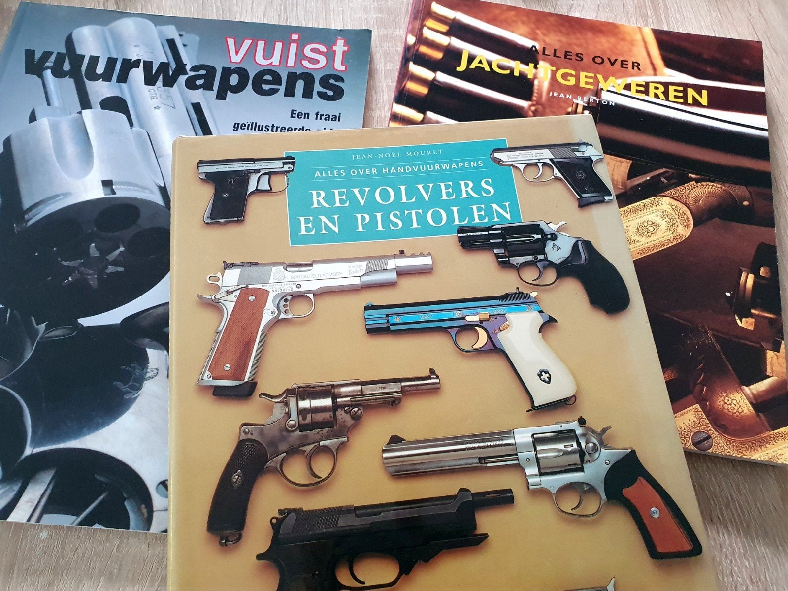 3 boeken  vuurwapens, jachtgeweren, revolvers en pistolen, Ophalen of Verzenden, Zo goed als nieuw, Overige onderwerpen
