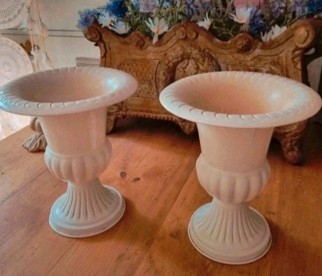 2 franse Brocante Barok metalen louvre vazen bokalen shabby, Tuin en Terras, Tuinvazen, Ophalen
