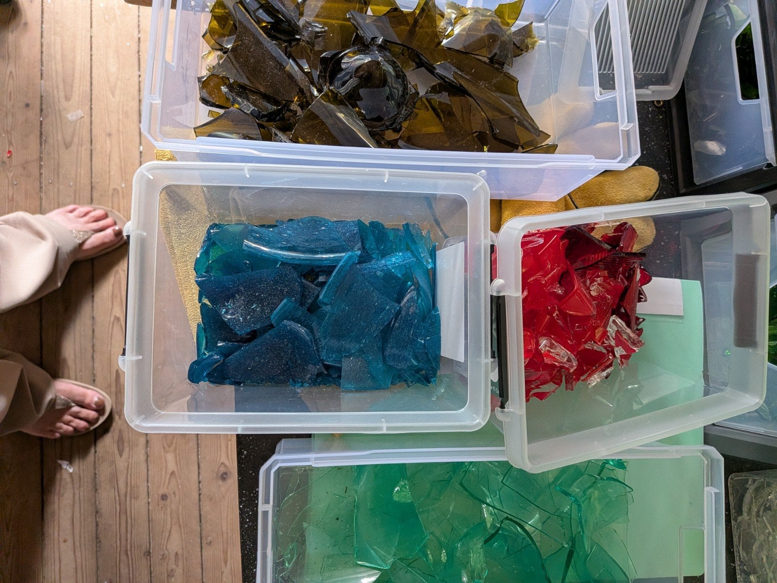 Gekleurd glas gezocht voor kunstproject, Ophalen