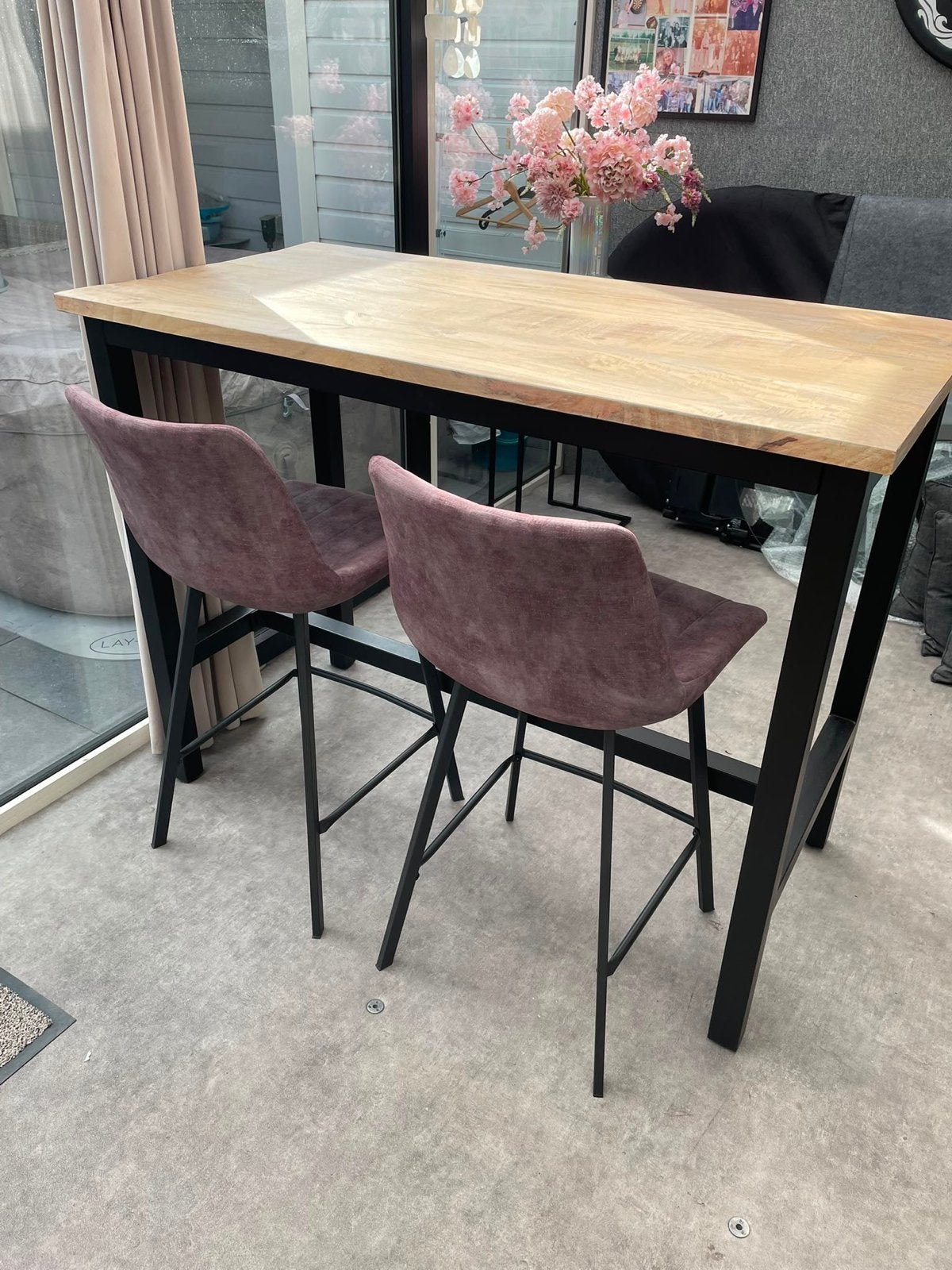 Bar tafel met 4 taupe/oud roze stoelen - Mango hout, Ophalen, Zo goed als nieuw, 90 cm of meer, 4 krukken