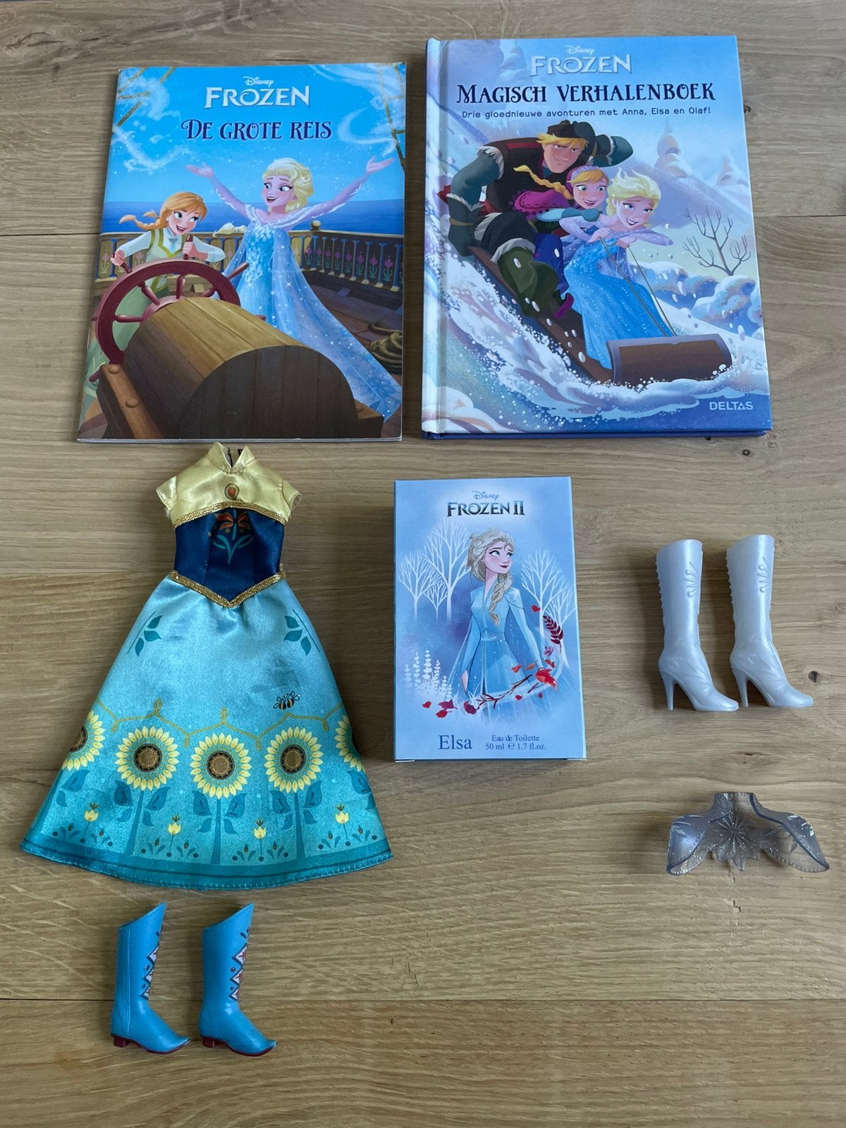 Frozen Barbie kleding Anna Elsa 2 x boekje Eau de toilette., Ophalen of Verzenden, Zo goed als nieuw, Barbie