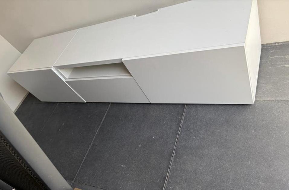 Besta Wit mat TV-meubel met lades en deuren+ opening kabels, Ophalen, 150 tot 200 cm, Zo goed als nieuw, Minder dan 100 cm