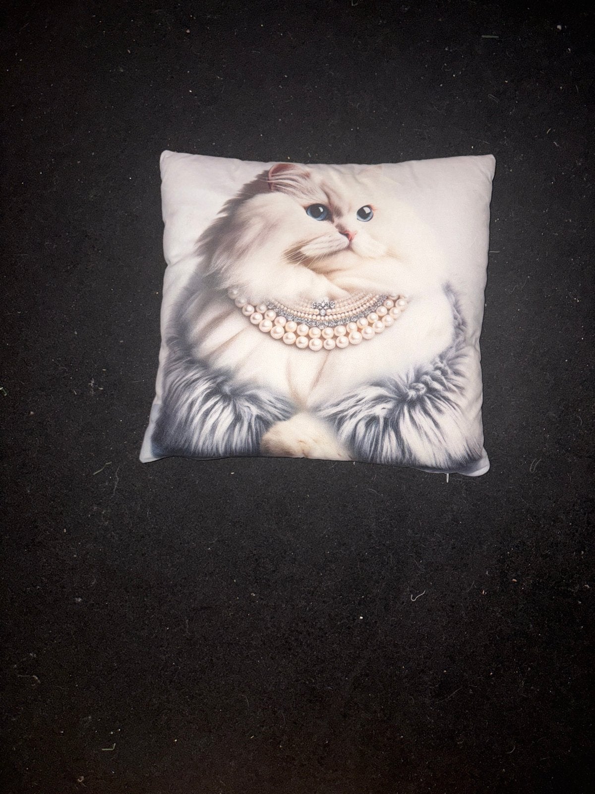 Sierkussen met kattenprint en parelketting, Huis en Inrichting, Woonaccessoires | Kussens, Gebruikt, Sierkussen, Wit, Vierkant