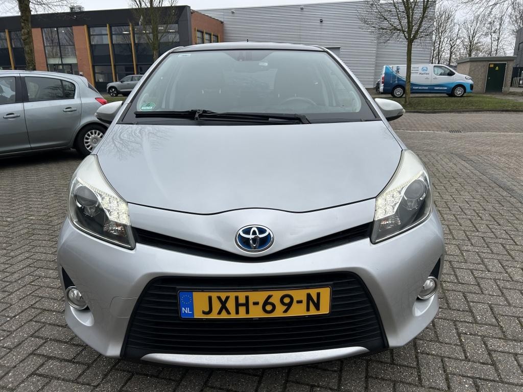 Toyota Yaris 1.5 Full Hybrid Dyn. 1e EIG DEALER PANO STOELVW, Automaat, 1497 cc, Gebruikt, 4 cilinders