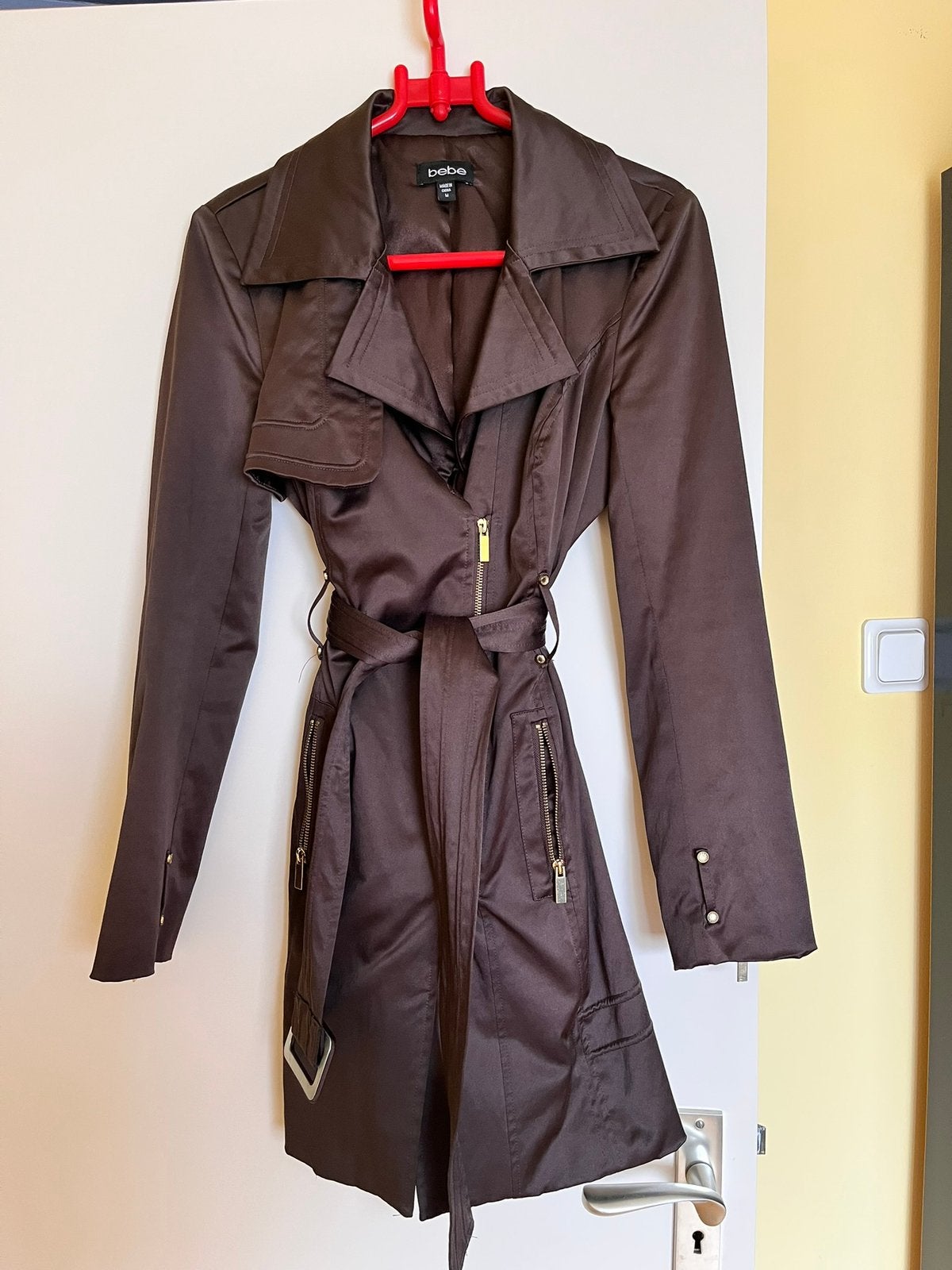 Trenchcoat Bebe maat M chocolade bruin met gouden details, Ophalen of Verzenden, Zo goed als nieuw, Bruin