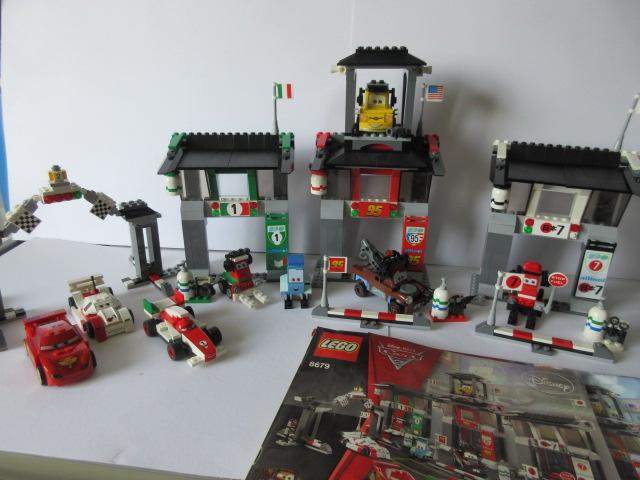 8679 Lego Disney Cars 2, Tokyo International Circuit, Lego, Compleet, Ophalen of Verzenden, Zo goed als nieuw