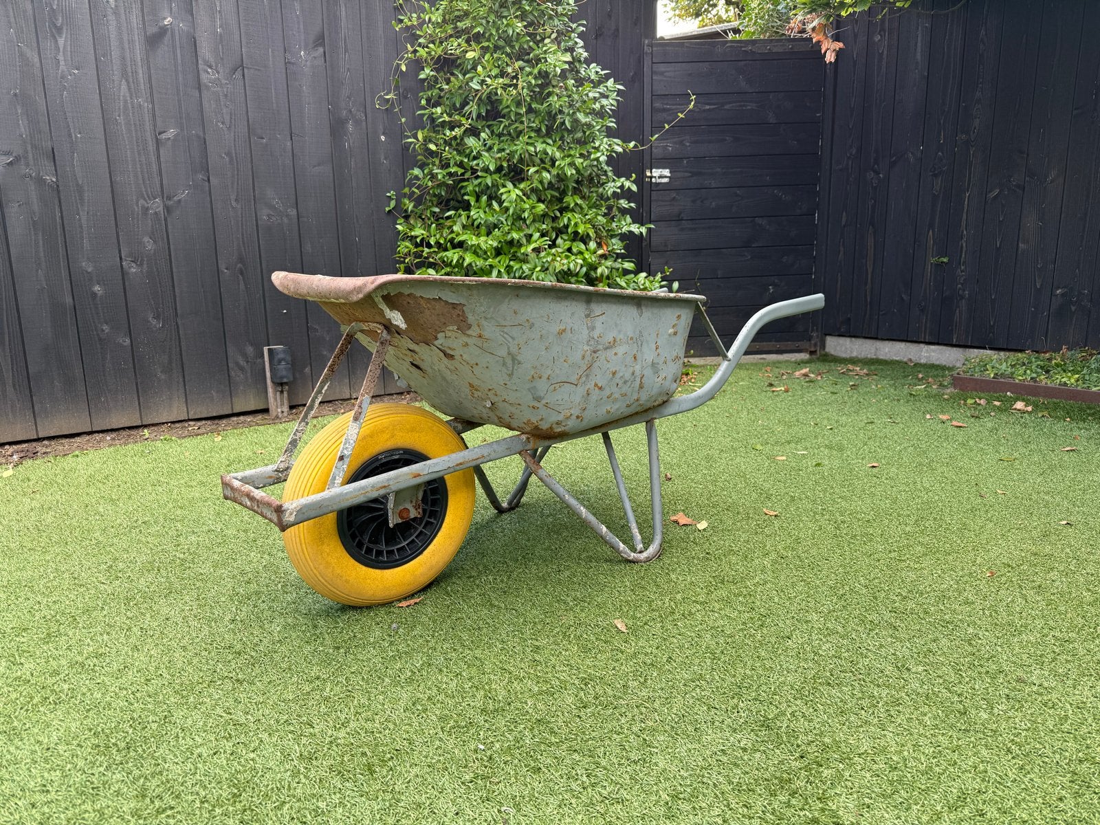 Robuuste kruiwagen met anti lek band, Ophalen, Gebruikt