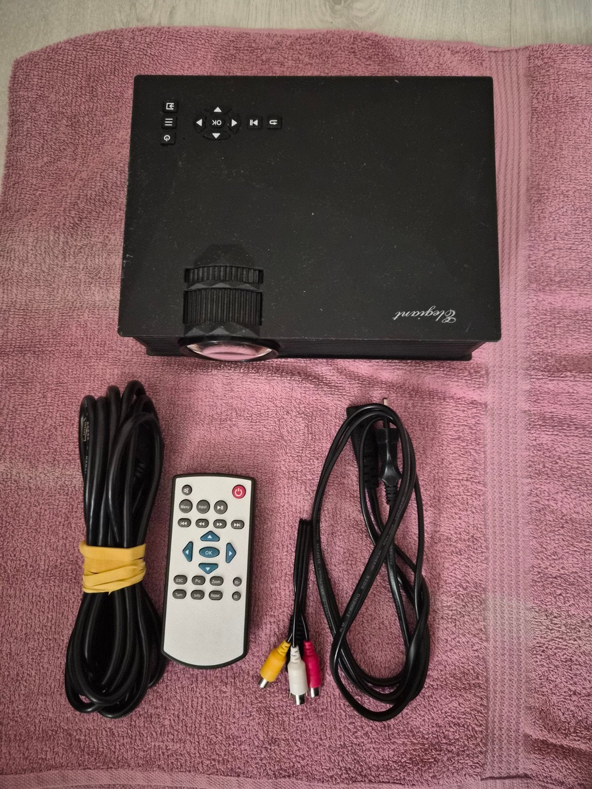 Elegiant LED Projector met afstandsbediening en kabels, LED, Ophalen of Verzenden, Zo goed als nieuw, Overige resoluties