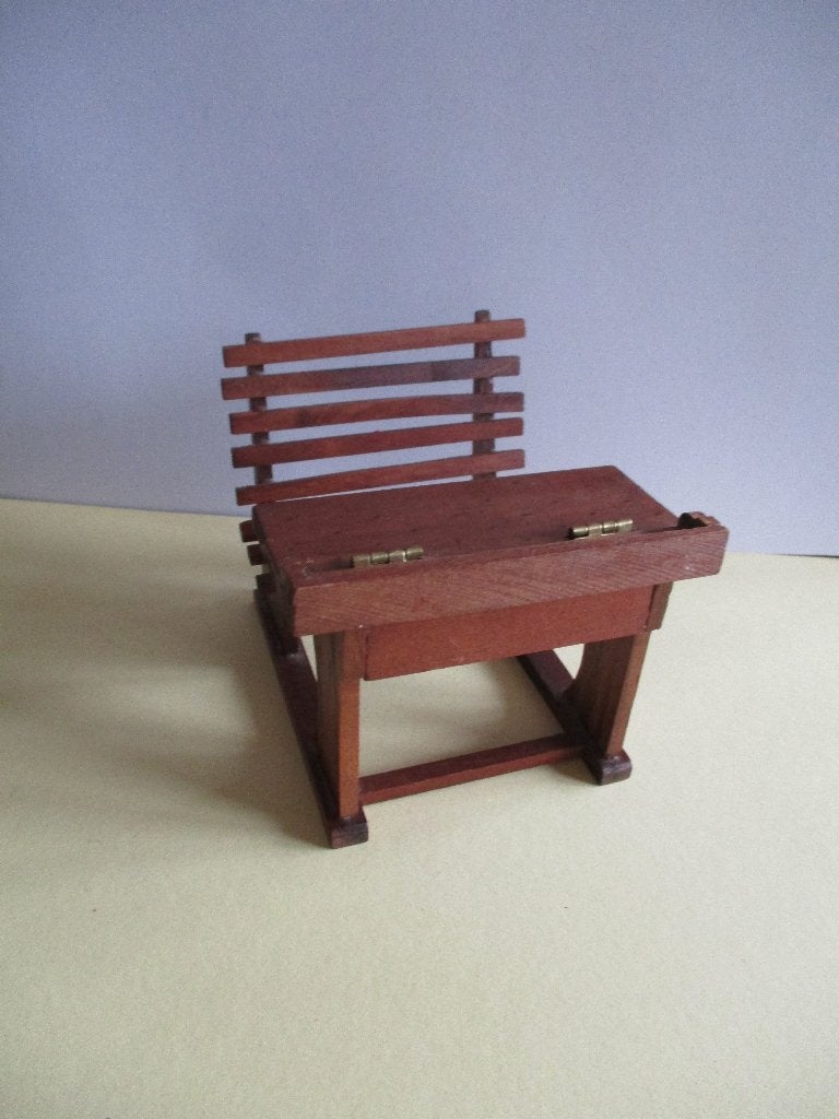 poppenhuis. schoolbankje popje komt niet mee is voor de maat, Verzamelen, Ophalen of Verzenden, Zo goed als nieuw, Decoratie