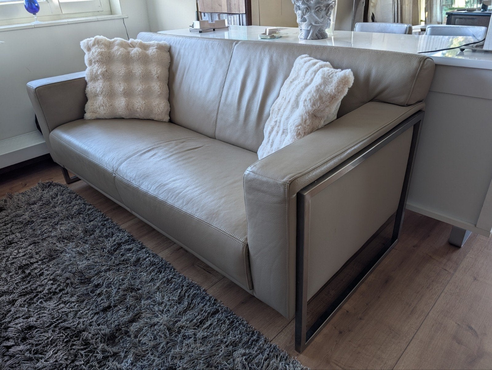 Design by Montel 2-zitsbank - Beige leer met metalen frame, Ophalen, 150 tot 200 cm, Tweepersoons, Zo goed als nieuw