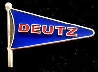 Deutz vlag speld- d.blauw met rood letters- replica -, Ophalen of Verzenden, Nieuw, Transport, Speldje of Pin
