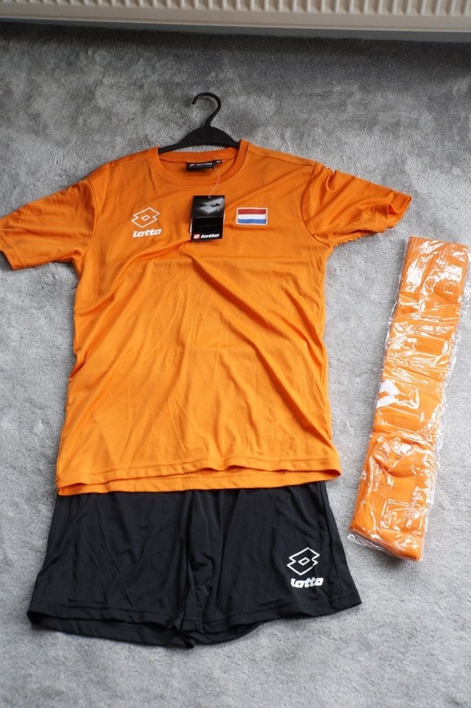 Gaaf Nieuw oranje/zwart WK voetbal set shirt/broek/sok 176, Jongen of Meisje, Nieuw, Ophalen of Verzenden, Setje