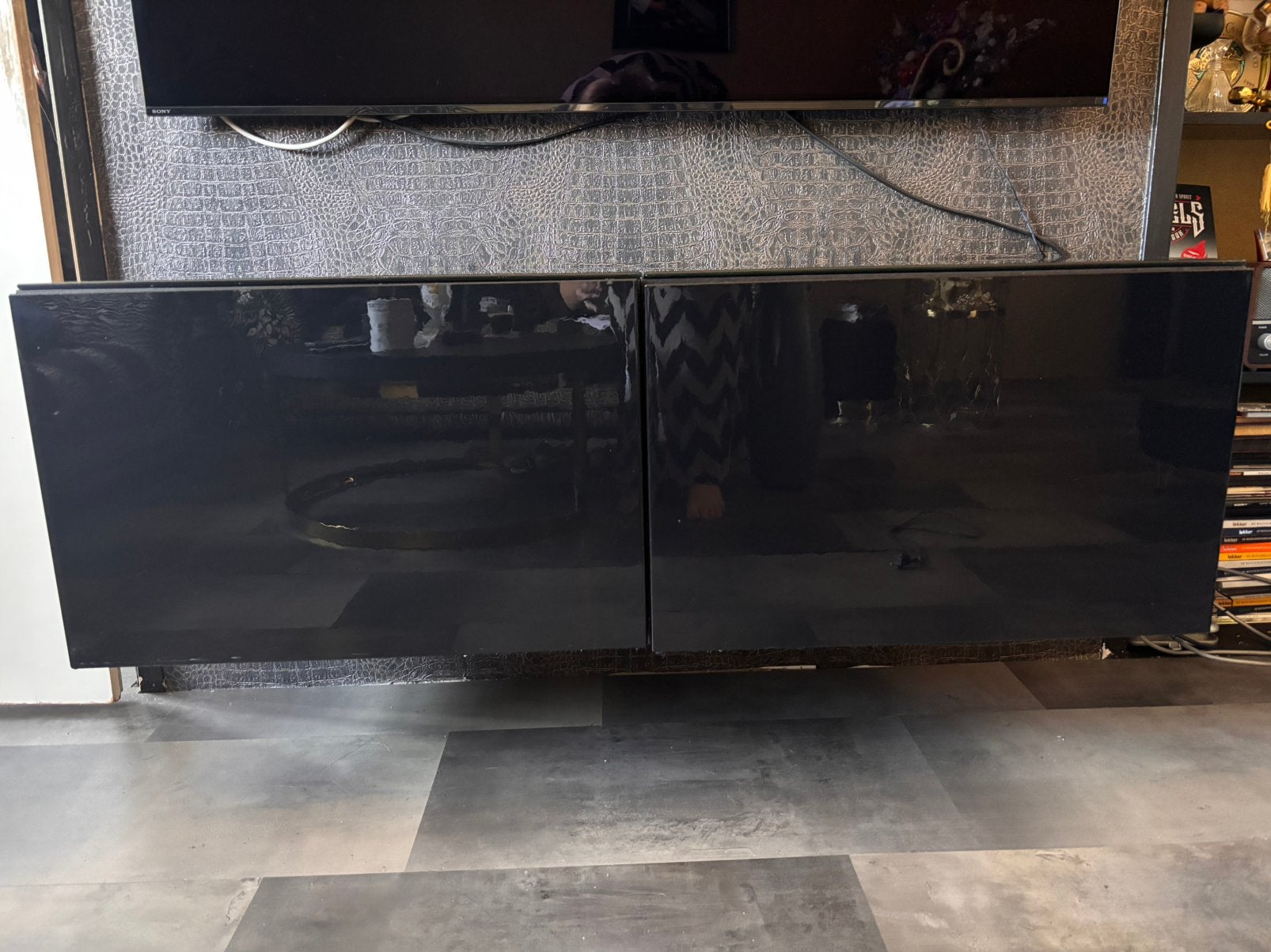 Zwevende kast zwart/bruin hoogglans met glasplaat, Ophalen, Gebruikt, 25 tot 50 cm, Minder dan 100 cm