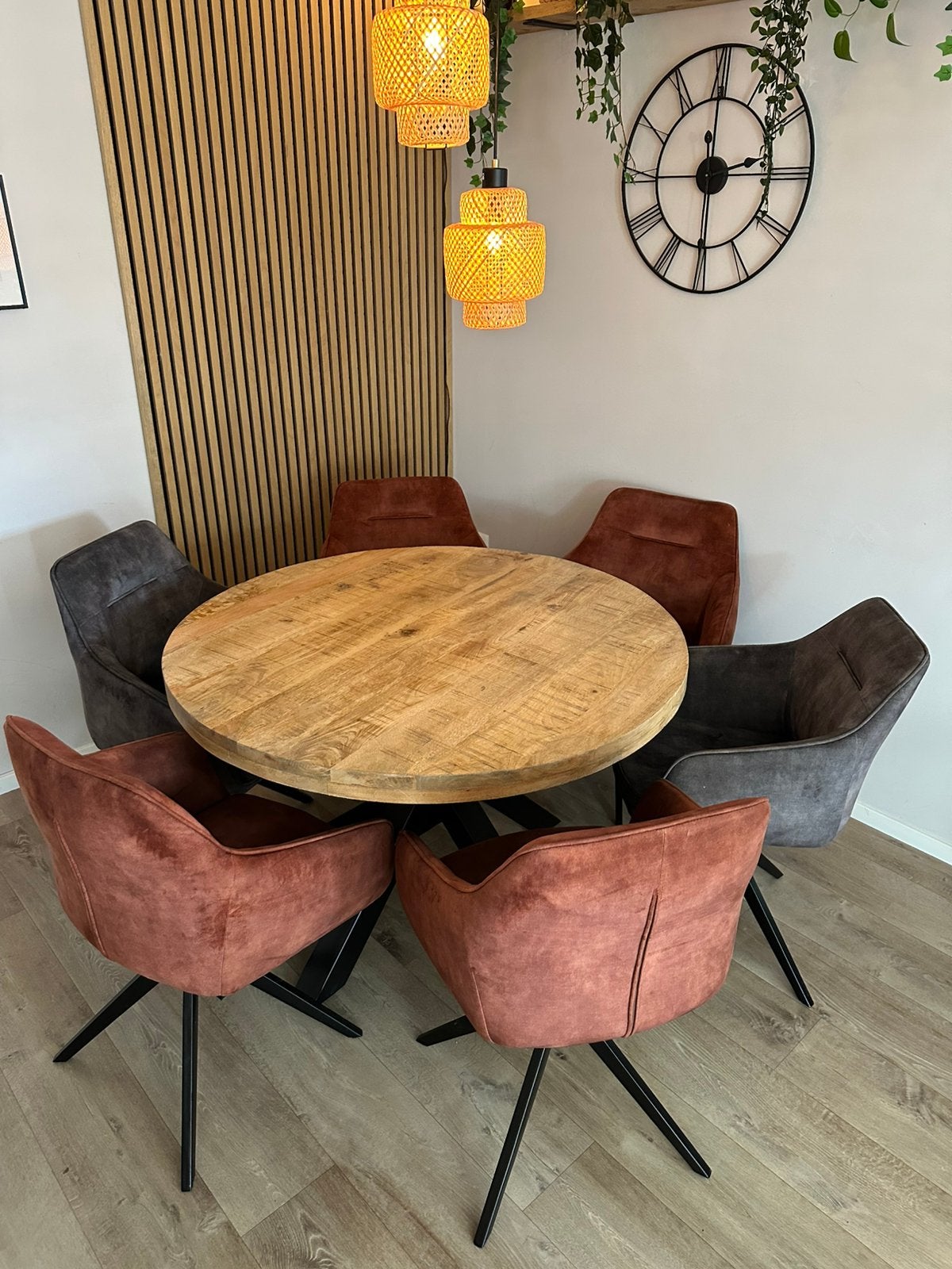 Eettafel met 6 stoelen - Mangohout en velvet stof, Ophalen, 100 tot 150 cm, Rond, Zo goed als nieuw