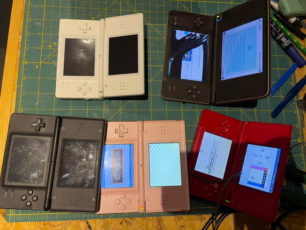5x Nintendo DS (4x Lite, 1x XL) met defecten - voor onderdel, Spelcomputers en Games, Ophalen of Verzenden, DS Lite