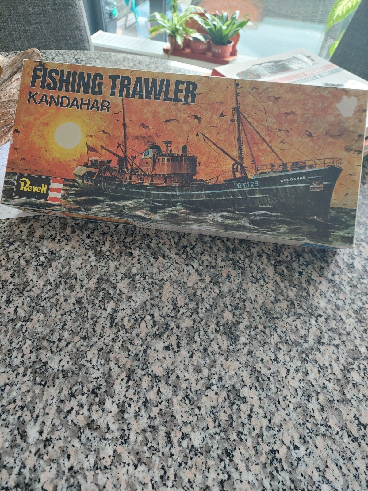 REVELL MODEL; H-382 FISHING TRAWLER : KANDAHAR. 1978., Ophalen of Verzenden, Zo goed als nieuw, Revell