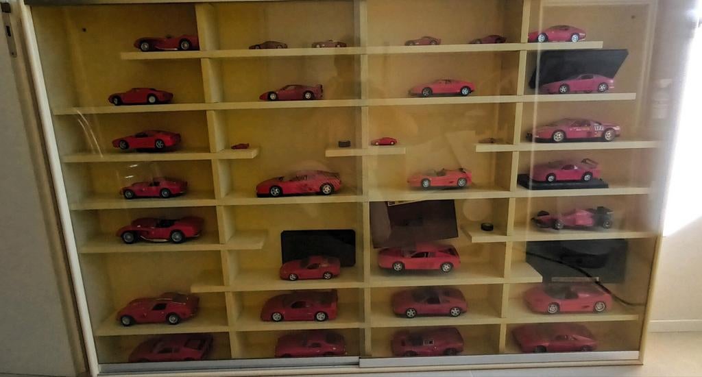 Verzameling Ferrari modelauto's in vitrinekast, Hobby en Vrije tijd, Modelauto's | 1:43, Ophalen, Gebruikt, Auto, Overige merken