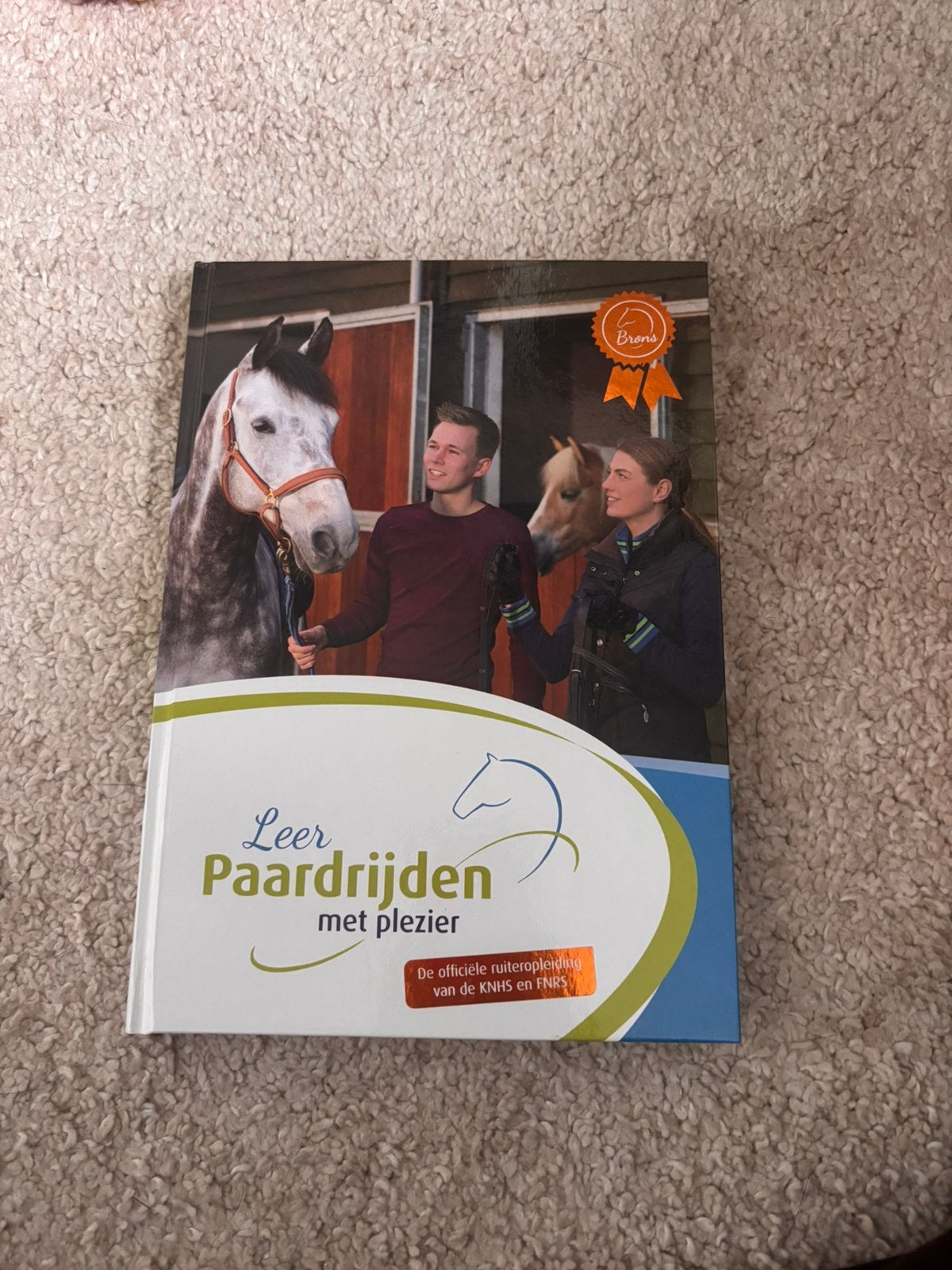 Boek & Proevenboek KNHS Leer Paardrijden, Ophalen of Verzenden, Zo goed als nieuw