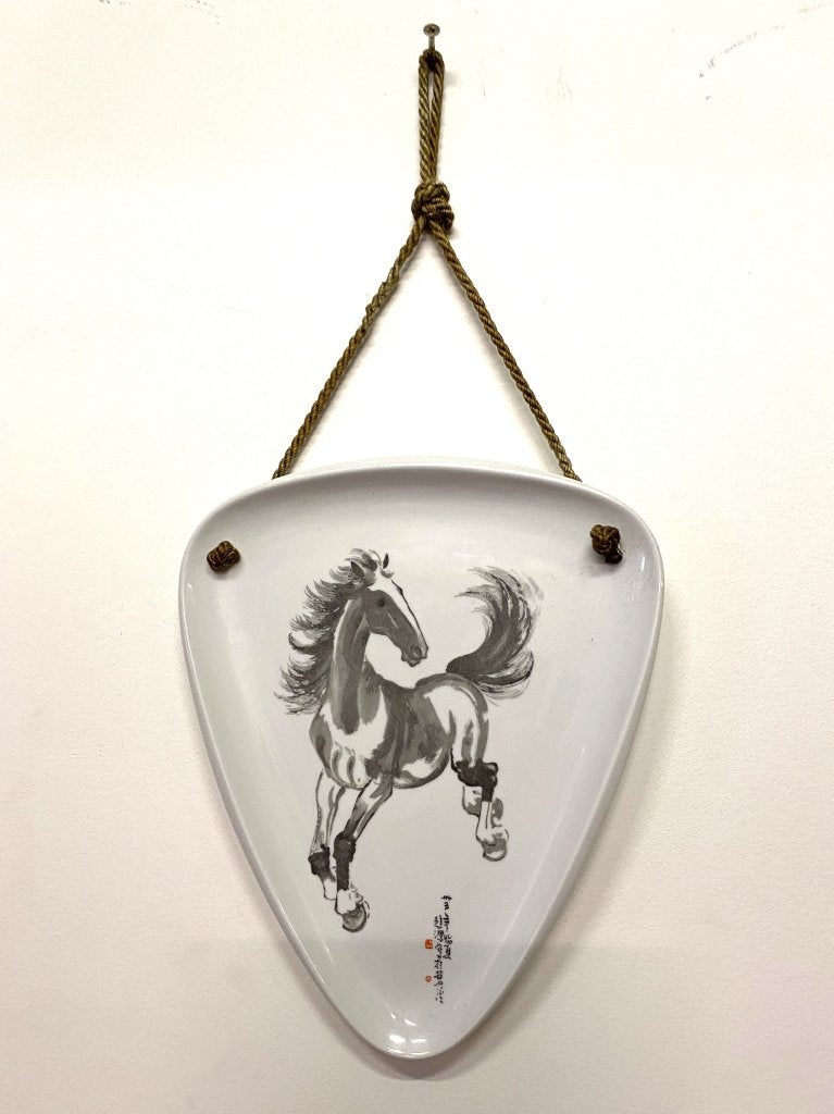 50 jaren wit porselein wandbordje 3hoek model met paard, Gebruikt, Wandhanger, 26 cm, Steen/keramiek