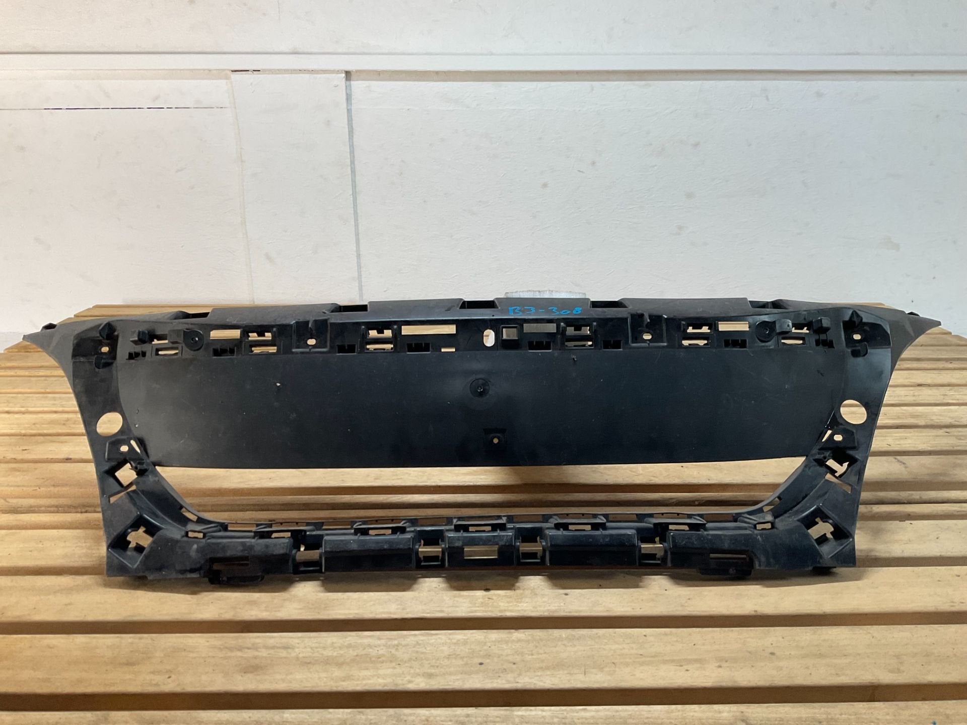 Bumper Grill Houder Peugeot 3008 5008 9814278877 B3308, Taurusavenue 1
2132 LS  Hoofddorp, NL, Gebruikt, Contact.group@renault.com