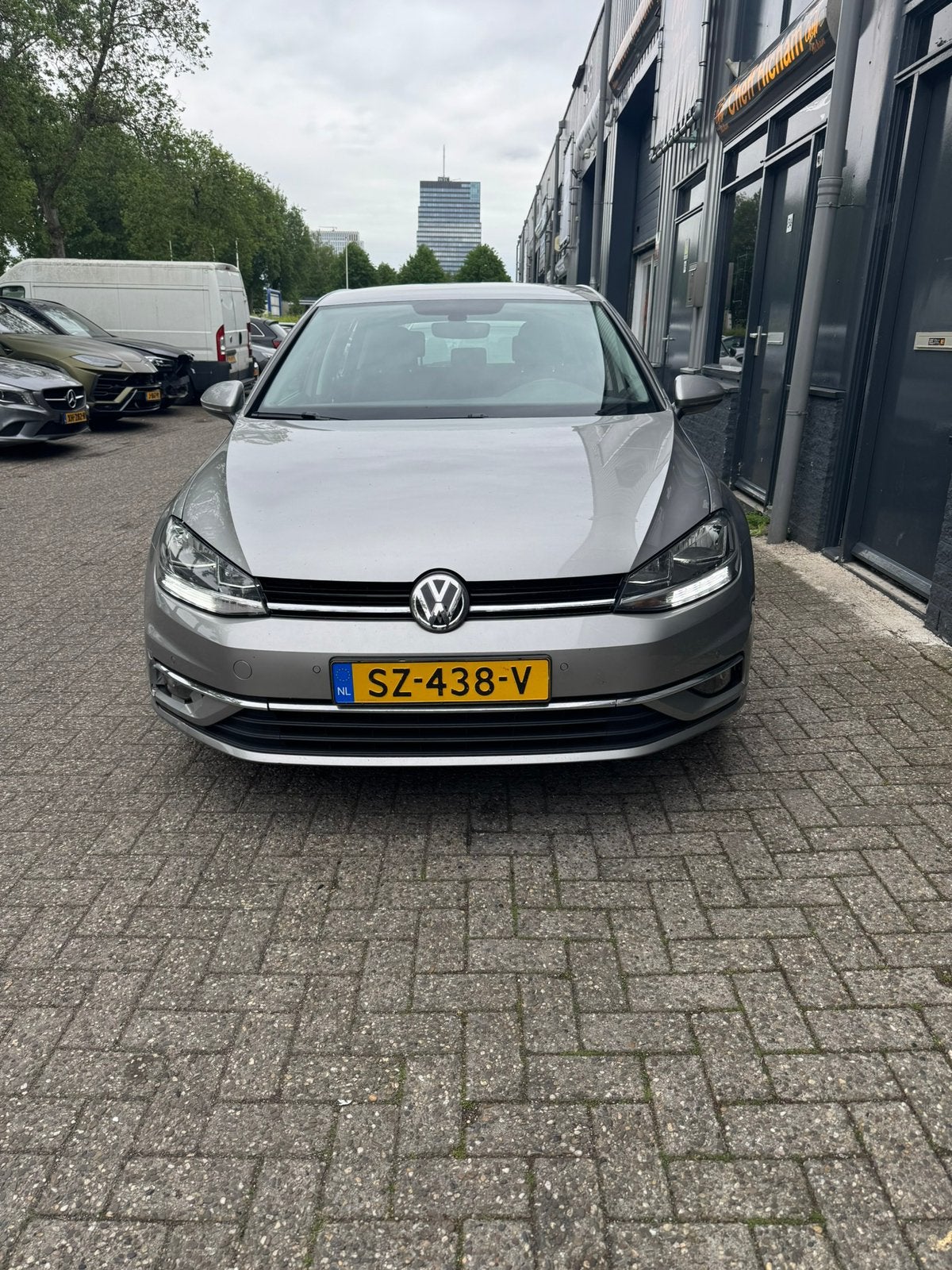 Volkswagen Golf 1.0 TSI 110pk 5D 2018 Grijs, Auto's, Stof, Zwart, Origineel Nederlands, Handgeschakeld