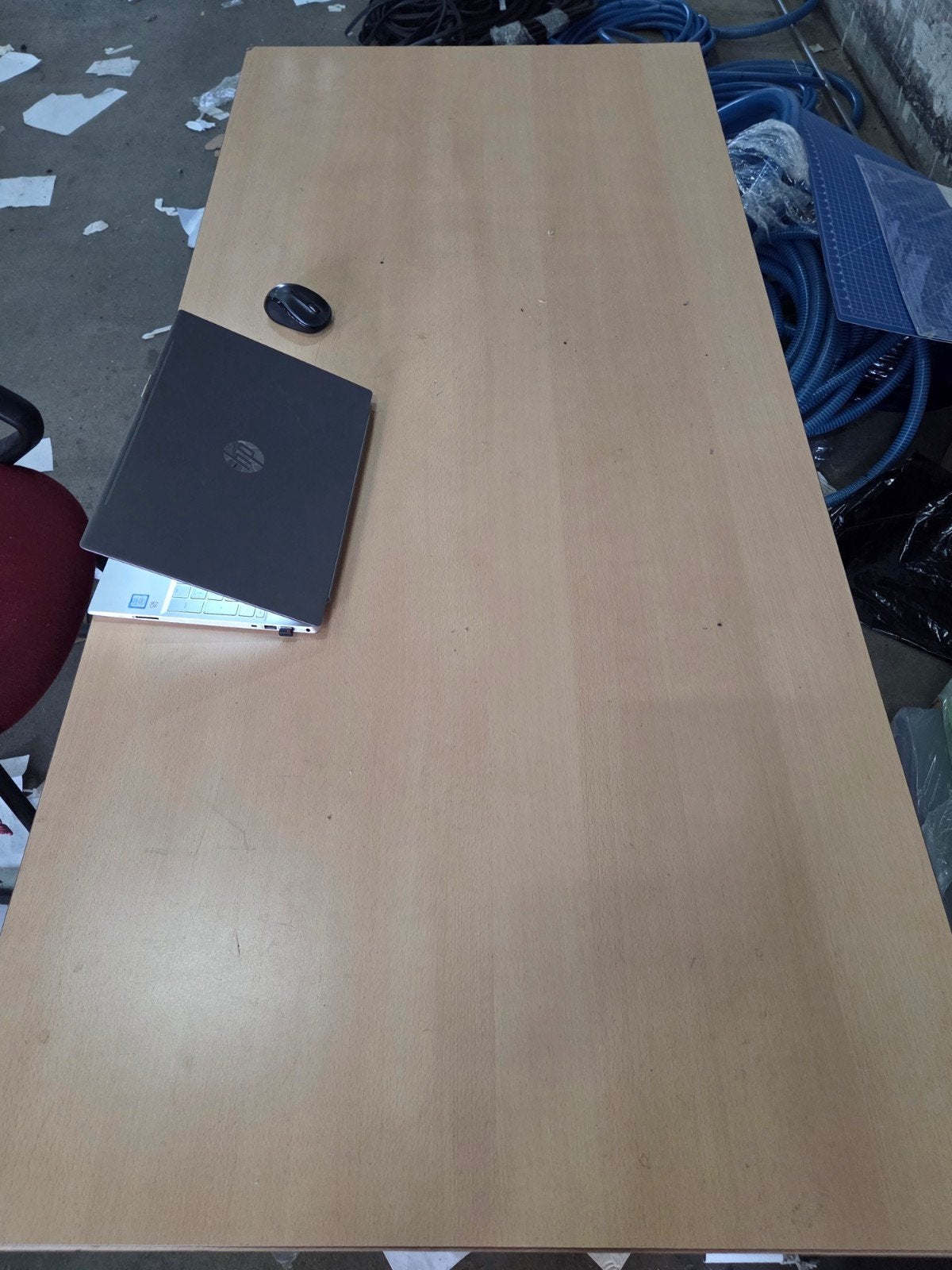 Ruime tafel met metalen poten inpaktafel, Overige houtsoorten, Gebruikt, 200 cm of meer, Rechthoekig
