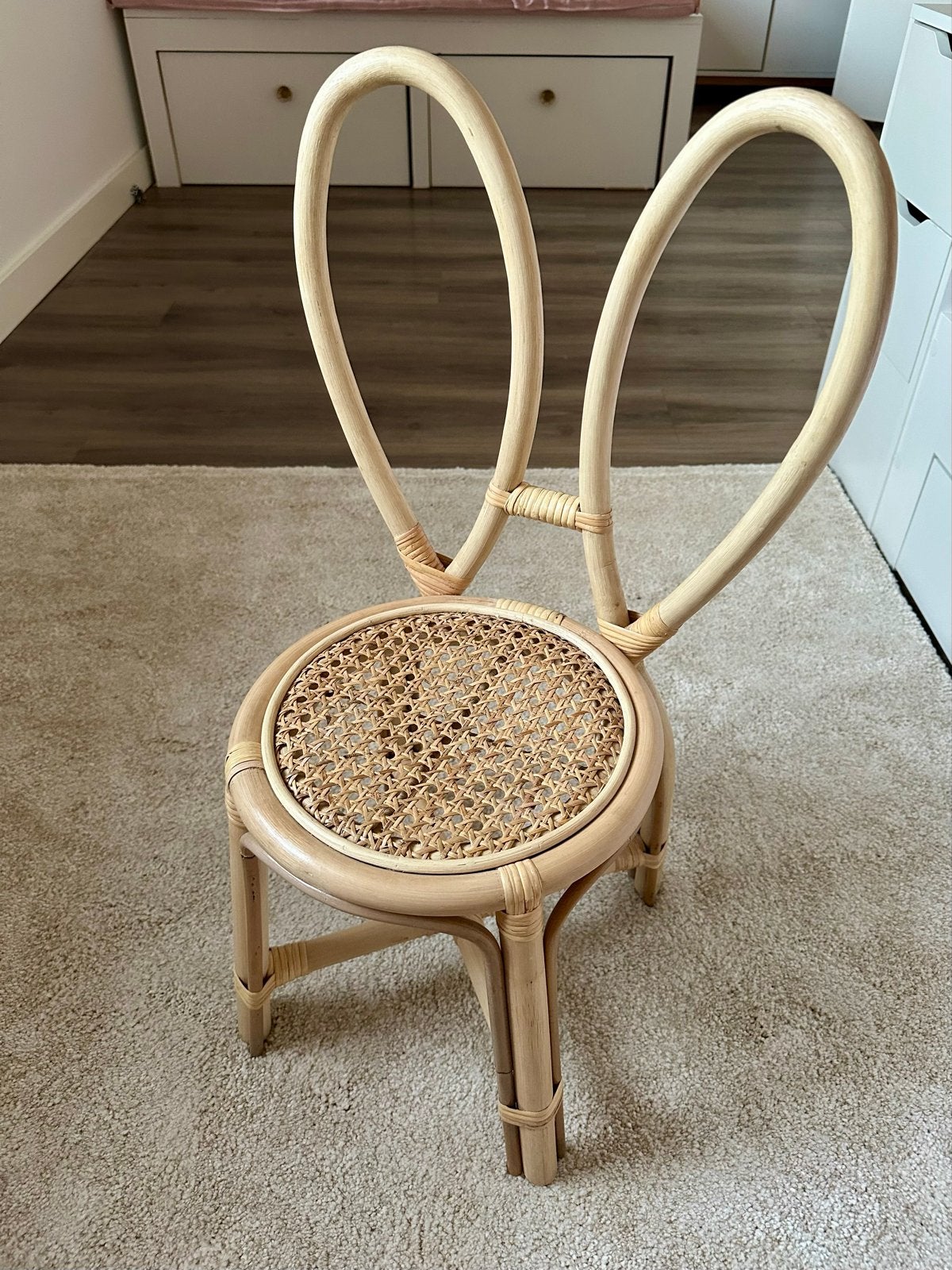Rotan kinderstoel Konijn merk POPPIE - Zo goed als nieuw, Kinderen en Baby's, Kinderkamer | Tafels en Stoelen, Ophalen, Zo goed als nieuw