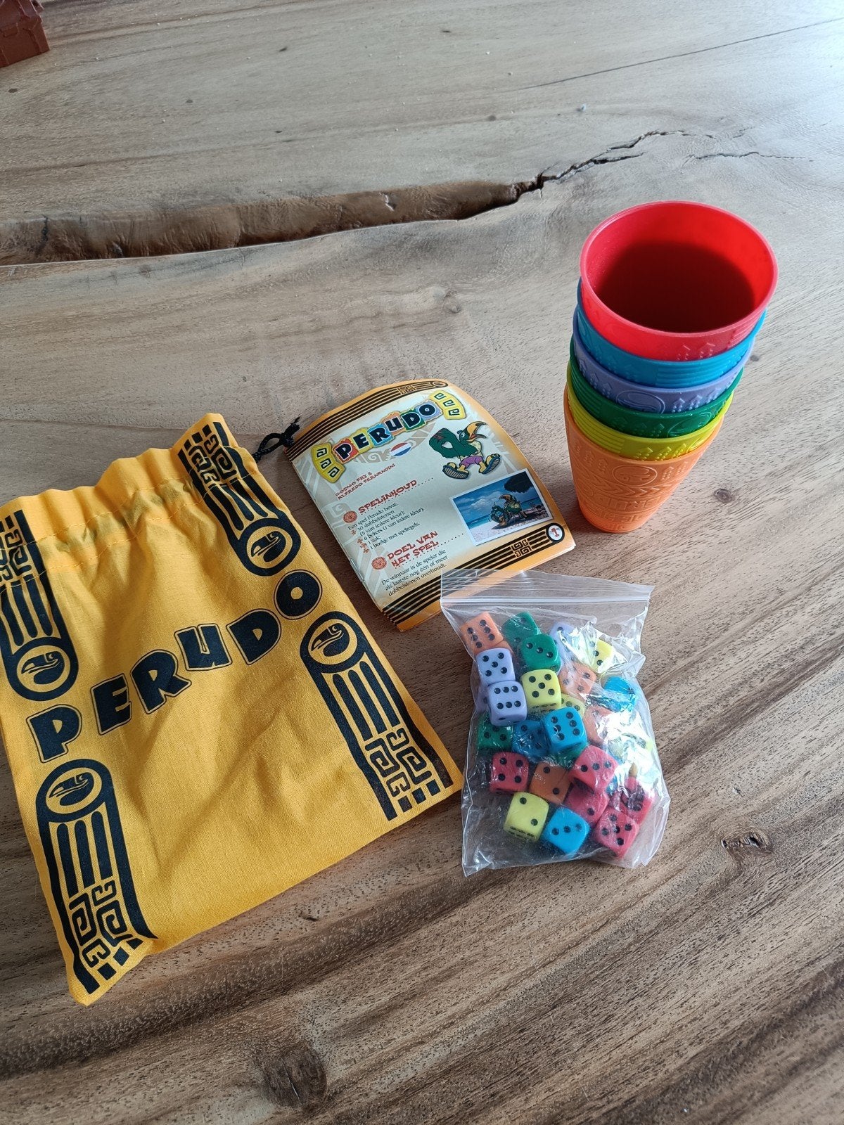Perudo dobbelspel - Compleet met bekers en dobbelstenen, Drie of vier spelers, Ophalen of Verzenden, Zo goed als nieuw, Onbekend