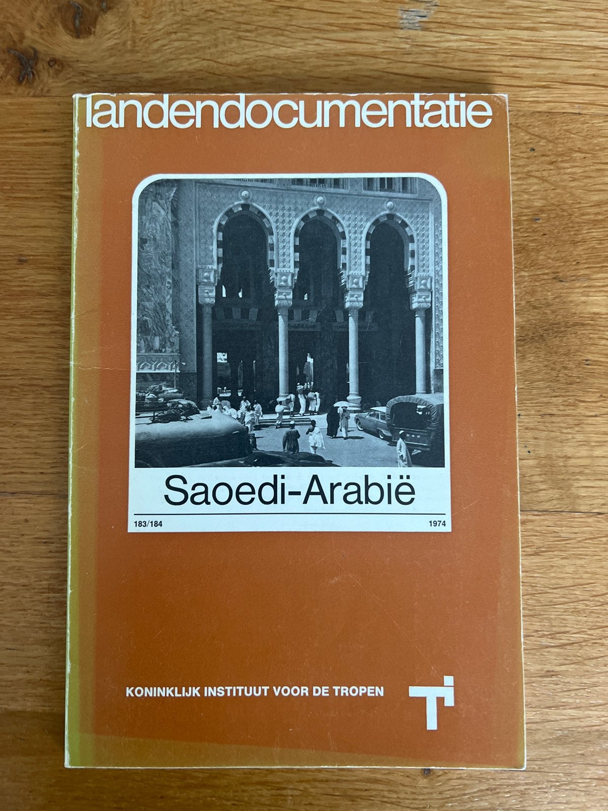 Landendocumentatie Saoedi-Arabië 1974, Ophalen of Verzenden, Reisgids of -boek, Azië, Gelezen