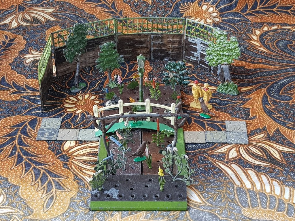 Mooie tuin oud 56 delig speelgoed uit Engeland van tin., Ophalen of Verzenden