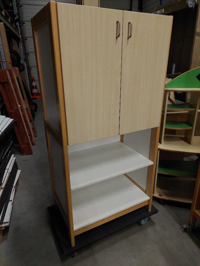 Halfhoge, half open Schilte kast, 100 tot 150 cm, Meerdere deuren, Zo goed als nieuw, School / KDV