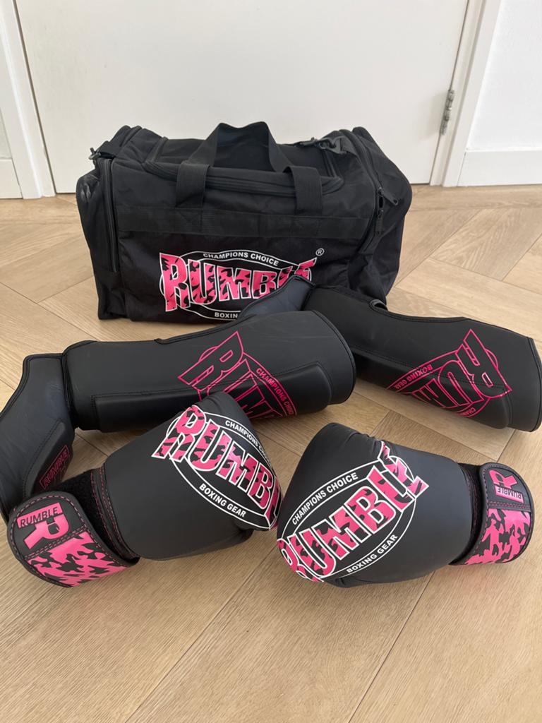 Bokshandschoenen, scheenbeschermers en sporttas Rumble, Sport en Fitness, Vechtsporten en Zelfverdediging, Overige, Vechtsportbescherming