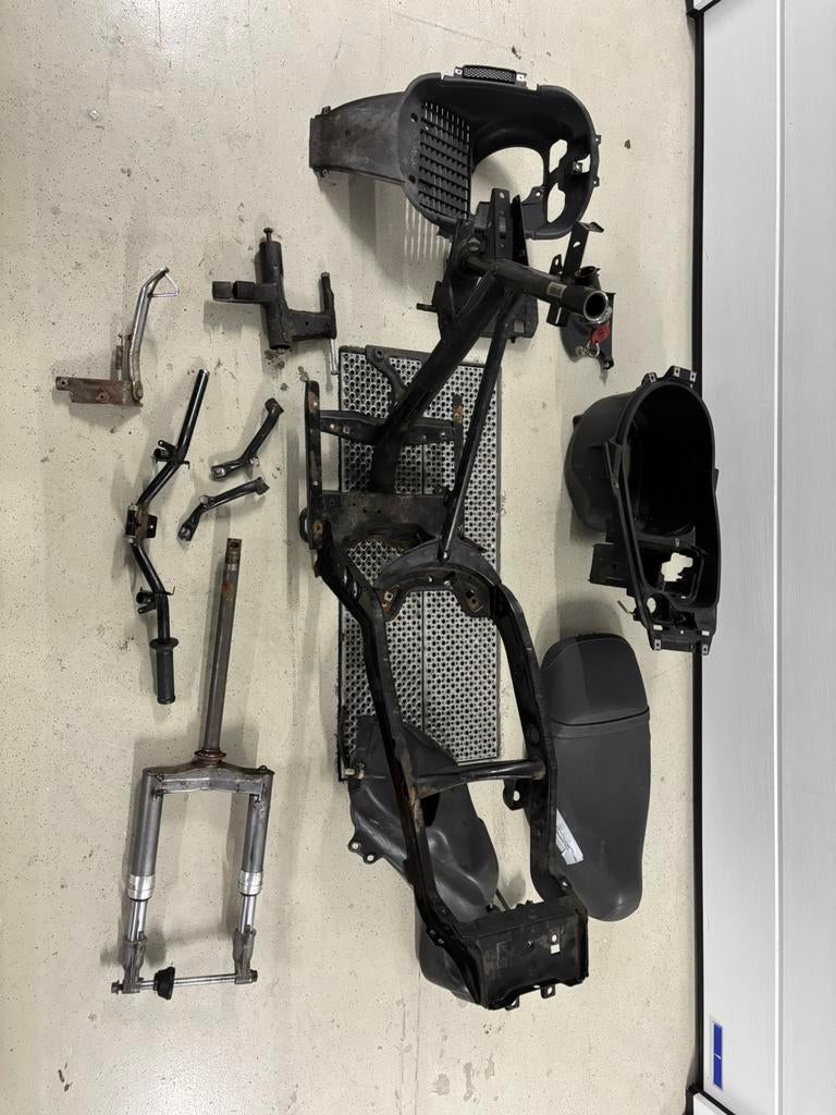 Gilera runner frame + diverse onderdelen, Fietsen en Brommers, Brommeronderdelen | Algemeen, Zo goed als nieuw, Frame, Ophalen of Verzenden