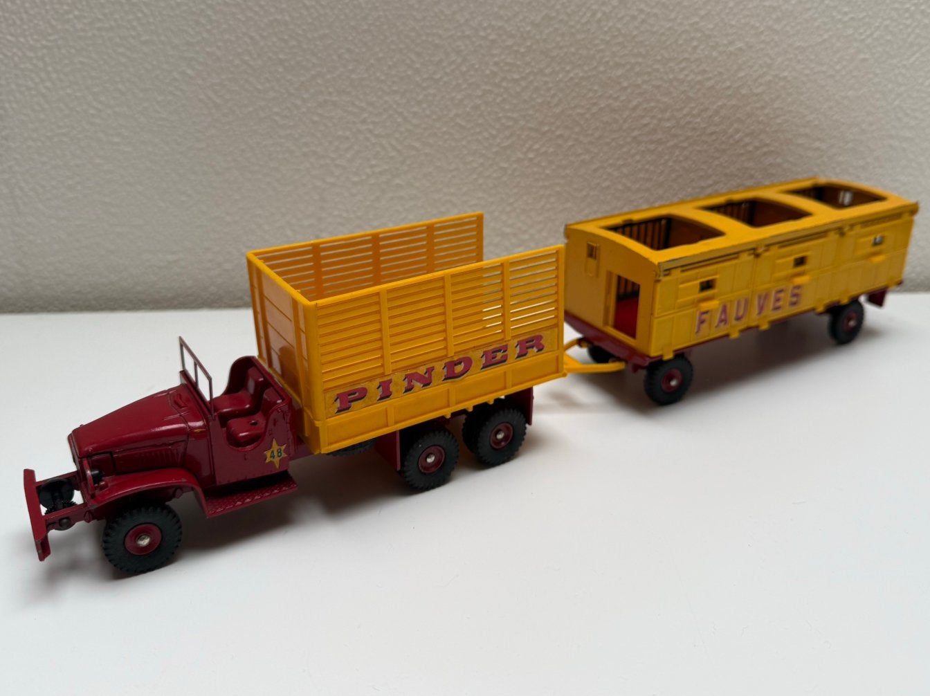 Dinky Toys 881 Cirque Pinder GMC CCKW met aanhanger, Ophalen of Verzenden, Gebruikt, Bus of Vrachtwagen, Dinky Toys