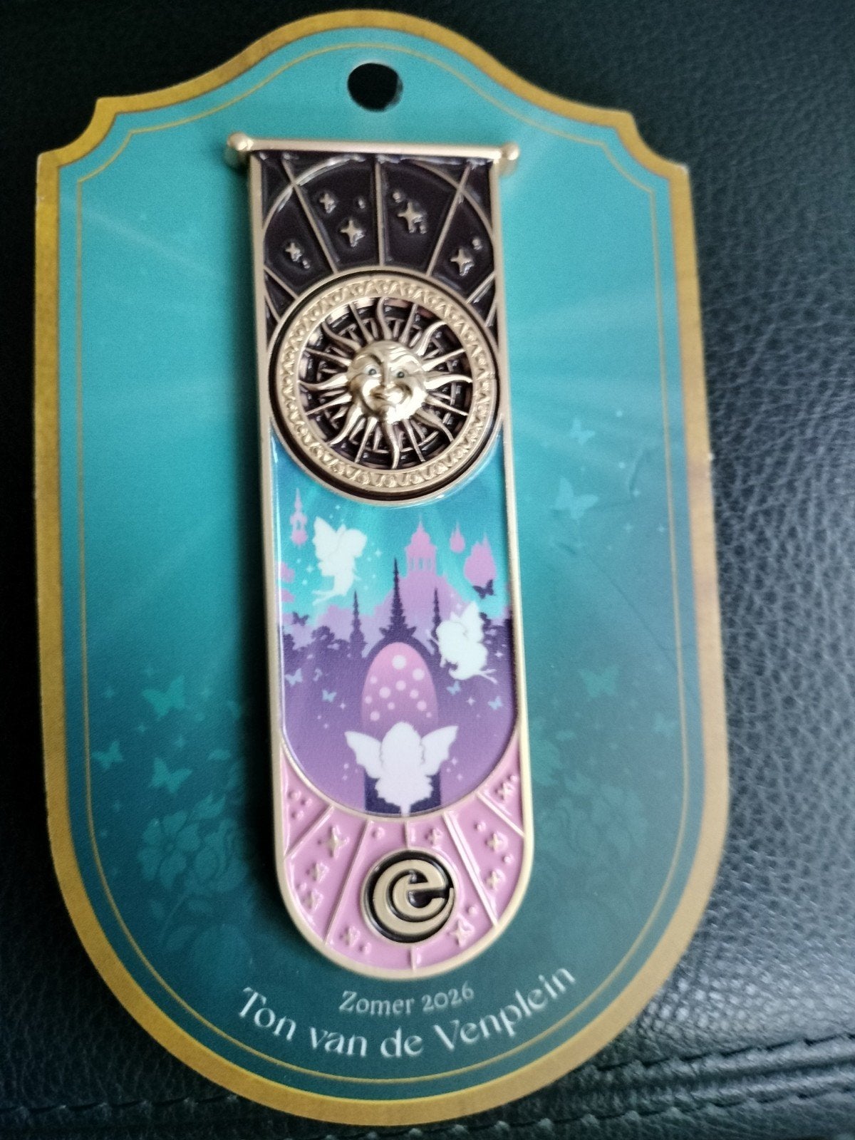 Efteling pin: Zomer 2026 - Ton van de Ven Plein, Verzenden, Nieuw, Button of Speldje