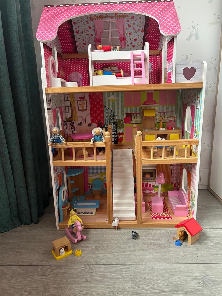 Groot houten poppenhuis met meubels en poppen, Ophalen, Gebruikt, Poppenhuis