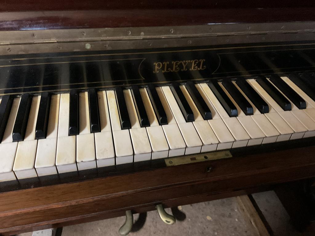 Gratis Pleyel piano, Muziek en Instrumenten, Ophalen of Verzenden, Gebruikt, Bruin, Piano