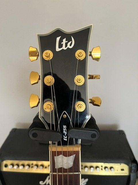 Foto 12 van ESP LTD EC-256 Black  EMG James Hetfield pickups +,koffer