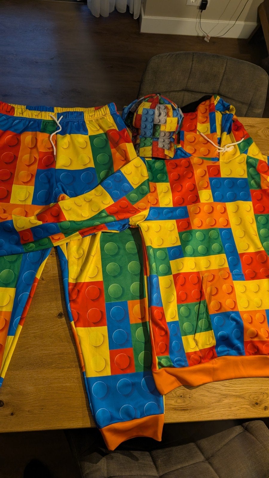 Lego pak broek, trui(met capuchon) en Pet, Kleding | Heren, Carnavalskleding en Feestkleding, Carnaval, Maat 56/58 (XL), Ophalen of Verzenden